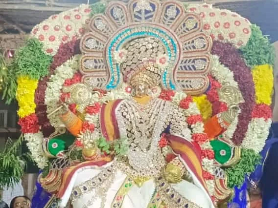 Vaikunda Ekadasi: வைகுண்ட ஏகாதசி முன்னிட்டு பரமபத வாசல் வழியாக பக்தர்களுக்கு காட்சியளித்த பண்டரிநாதர்