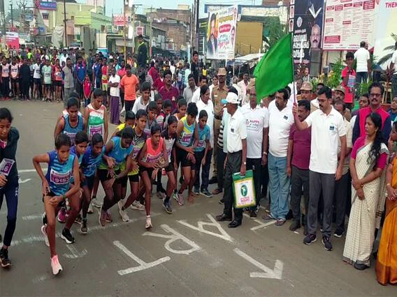 குழந்தை திருமண தடுப்பு விழிப்புணர்வு: பெரியகுளத்தில் மாரத்தான் போட்டி