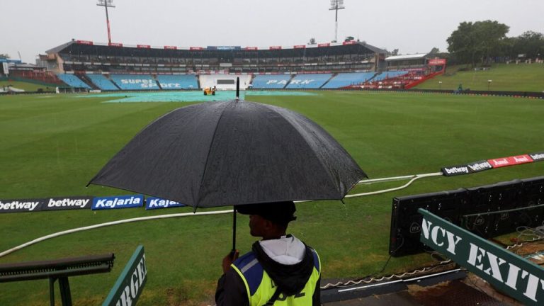 IND vs SA 1st Test: ஆடுகளத்தில் ஈரத்தன்மை.. டாஸ் போடுவதில் தாமதம்