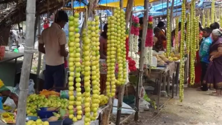 பிரசாதமாக கோவிலில் கொடுக்கும் பழத்தில் இதை மட்டும் கண்டிப்பாக செய்யாதீர்கள்..!