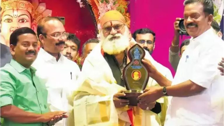 ‘ஹரிவராசனம்’ விருதை பெற்றார் “கல்லும் முள்ளும் காலுக்கு மெத்தை” புகழ் பாடகர் வீரமணிதாசன்..!