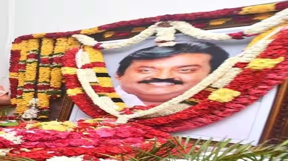 தேமுதிக அலுவலகத்தில் கேப்டன் விஜயகாந்த் படத்திறப்பு!