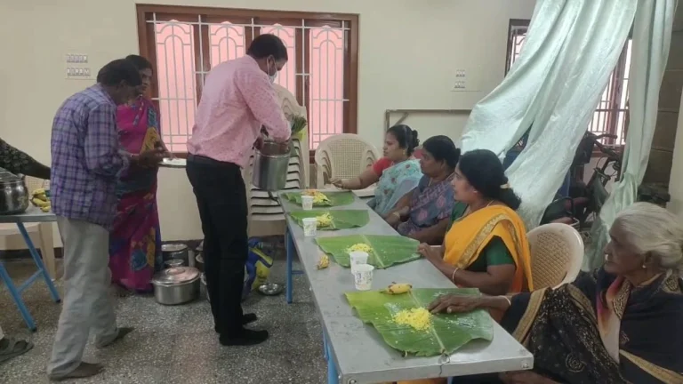 கோவை: அடையாளைத்தை மறைத்து ஏழை மக்களுக்கு தினமும் உணவு வழங்கும் இளைஞர்