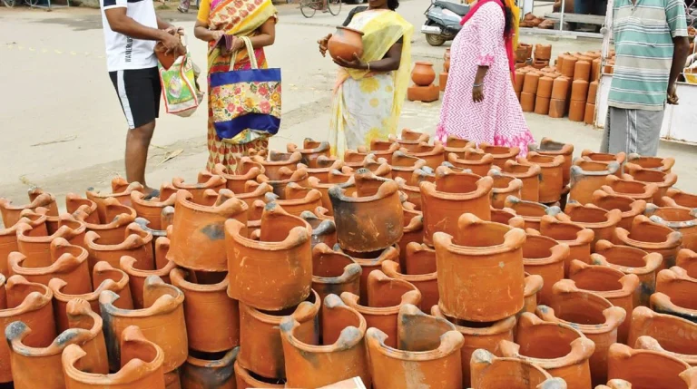 பொங்கலை முன்னிட்டு மண்பானைகள், அடுப்புகள் விற்பனை விறுவிறுப்பு @ பாளையங்கோட்டை