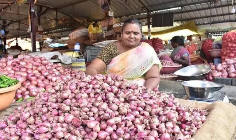 இல்லத்தரசிகளுக்கு குட் நியூஸ்..! சின்ன வெங்காயம் கிலோ ரூ.15க்கு விற்பனை..!