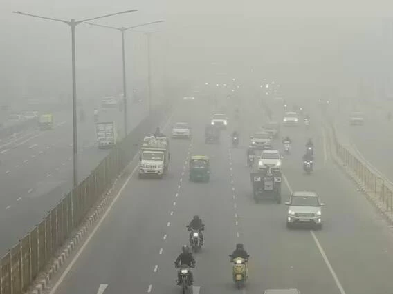 Delhi Fog: டெல்லியை வாட்டும் குளிர்! ஆங்காங்கே நிறுத்தப்பட்ட ரயில்கள்; 100 விமான சேவை பாதிப்பு – மக்கள் தவிப்பு!