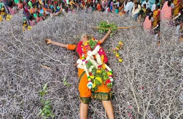 மாரியம்மன் கோயில் மண்டல பூஜை: முள்படுக்கையில் அருள்வாக்கு கூறிய பெண் சாமியாா்