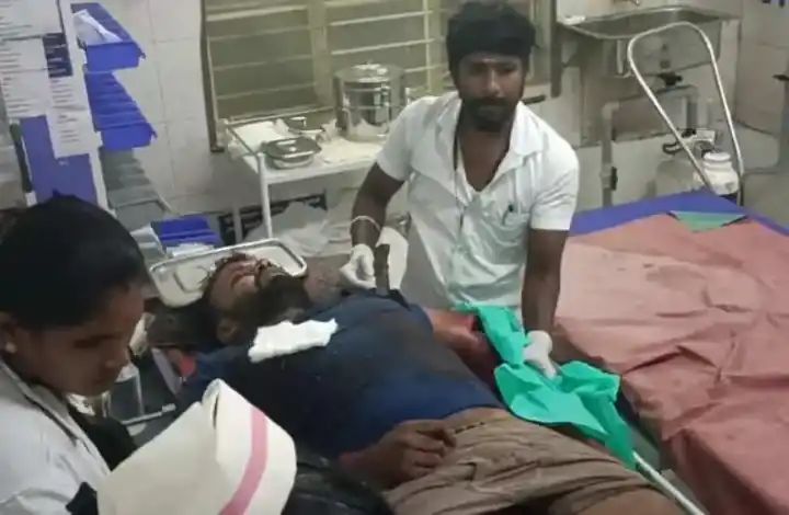 தொலைக்காட்சி செய்தியாளருக்கு அரிவாள்வெட்டு… கவலைக்கிடமான நிலையில் மருத்துவமனையில் அனுமதி… !