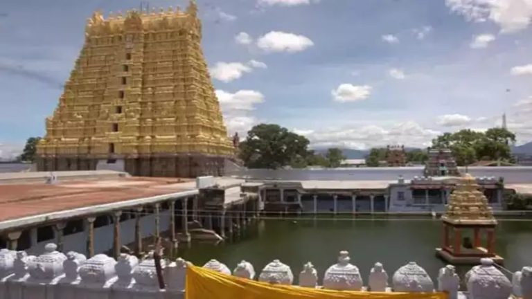 இந்த ஆலயத்திற்கு வரும் பக்தர்களுக்கு புற்று மண் பிரசாதமாக வழங்கப்படுகிறது..!