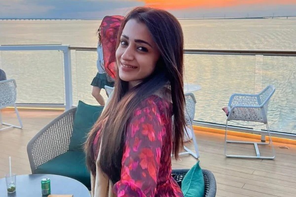 Trisha – காதலில் விழுந்துவிட்டாரா திரிஷா?.. காதலர் தினத்தில் கொடுத்த சிக்னல்?.. செம போஸ்