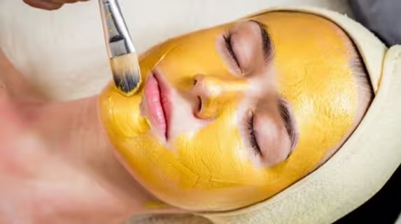 Golden Facial : தங்க நிறத்தில் முகம் பளபளக்க சூப்பரான டிப்ஸ்.. உடனே ட்ரை பண்ணுங்க… மிஸ் பண்ணிடாதீங்க!!