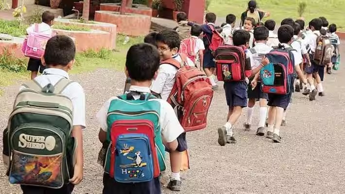 School, College Holiday: நாளை பள்ளி, கல்லூரிகளுக்கு விடுமுறை.. வெளியான முக்கிய அறிவிப்பு..!