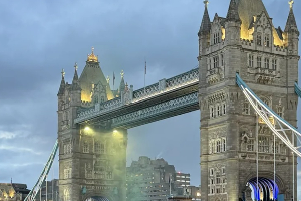 திரண்ட மக்கள் கூட்டம்… மூடப்பட்ட லண்டன் Tower Bridge