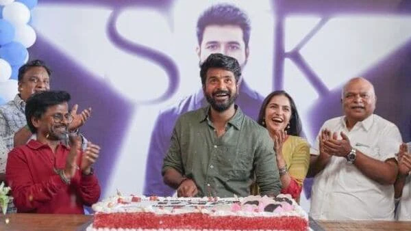 HBD Sivakarthikeyan: படக்குழுவினருடன் கேக் வெட்டி விருந்து வைத்து பிறந்தநாள் கொண்டாடிய சிவகார்த்திகேயன்!