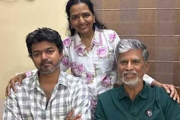 நடிகர் விஜய் முதன் முதலில் பயணித்த கார் எதுனு தெரியுமா?