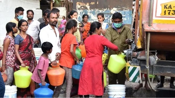 குடிநீர் தட்டுப்பாடு: பெங்களூரை விட்டு சொந்த ஊருக்கு மூட்டை முடிச்சுகளை கட்டும் மக்கள்