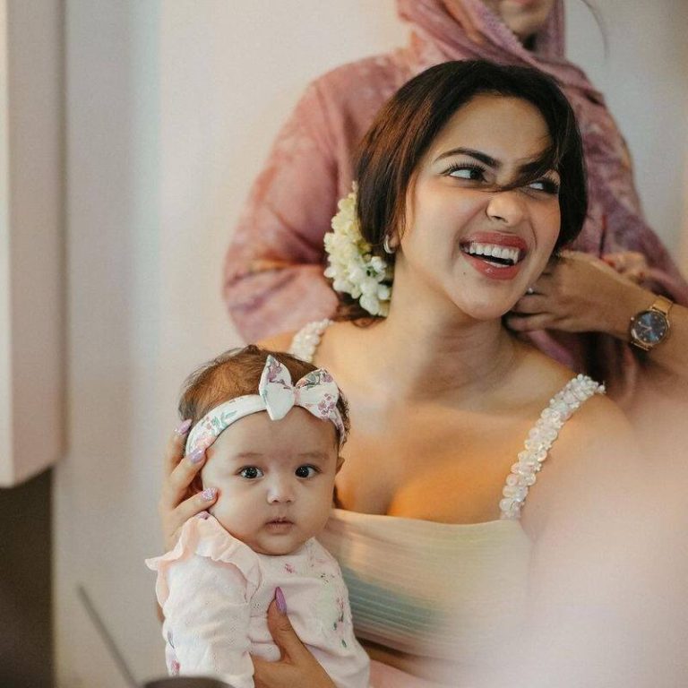 Amala Paul Photos: கர்ப்பமாக இருக்கும் அமலாபால் மடியில் தவழும் கியூட் குழந்தை! வைரலாகும் புகைப்படங்கள்!